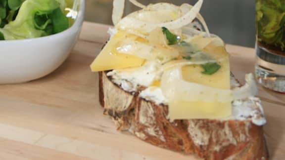 tartine aux fromages et scarole sauce aux noix