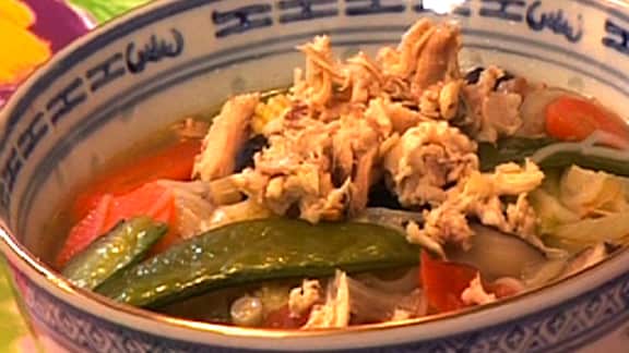 soupe de poulet aux légumes et à la pâte de riz