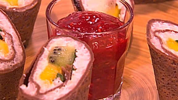 maki de crêpes aux fruits et ketchup de framboises