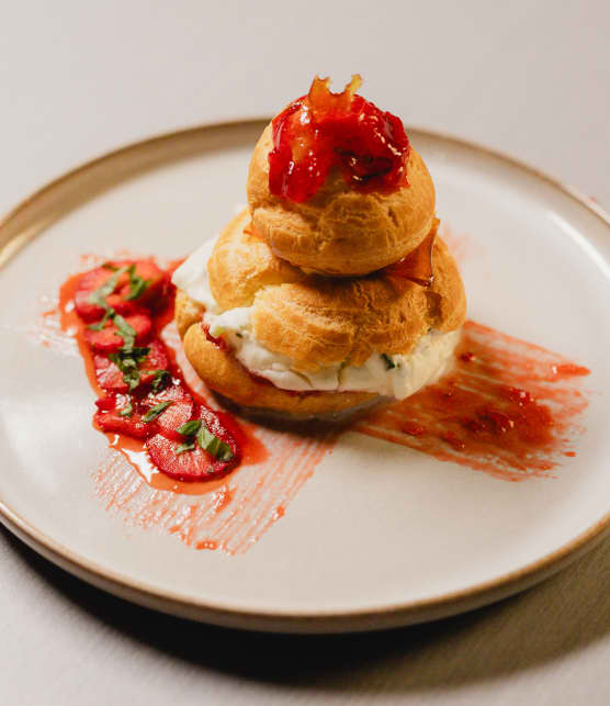 Religieuses à la fraise et rhubarbe