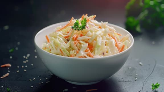 L'emballage de 2 poulets entiers est en spécial, profitez-en pour réaliser cette recette réconfortante!