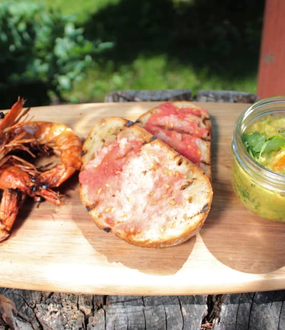 Crevettes entières grillées, «pan con tomate» et guacamole grillée