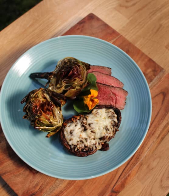 Steak "Pittsburgh" et artichauts grillés