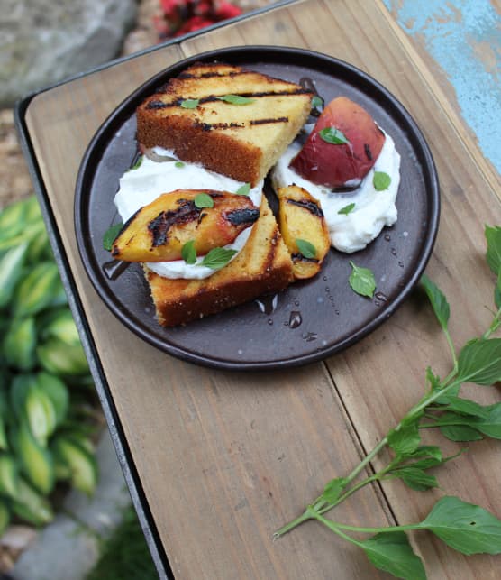 Ricotta au miel et à la vanille, quatre-quarts grillés et pêches grillées