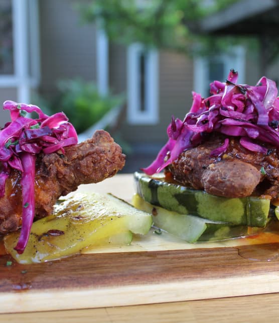 Poulet fumé frit, melon grillé et salade chou rouge