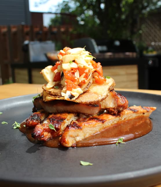 Poutine déconstruite au porc brûlé, salsa de poivrons rôtis et de fromage en grains, chips de pommes de terre