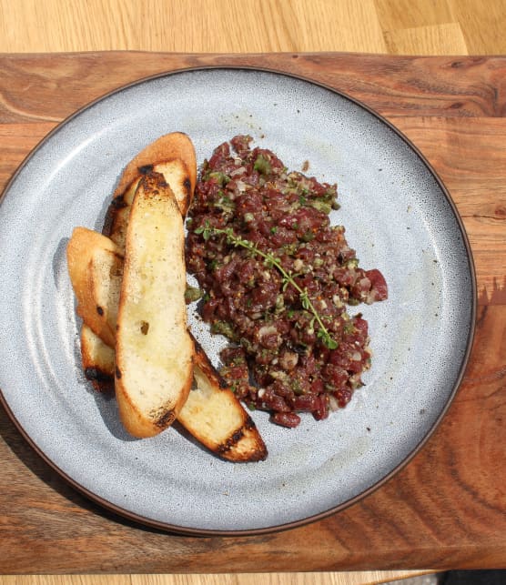 Tartare de boeuf BBQ aux jalapeños grillés