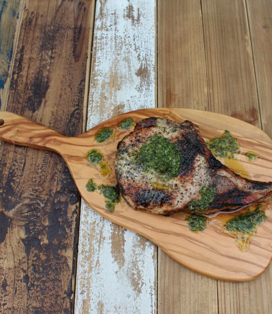 Côtes de porc grillées et chimichurri aux herbes