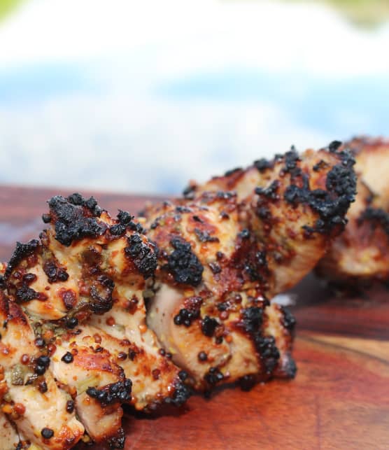 Brochettes de poulet marinées cuites sur braise