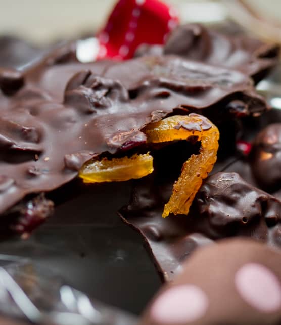 Écorces de chocolat noir aux fruits séchées et aux amandes