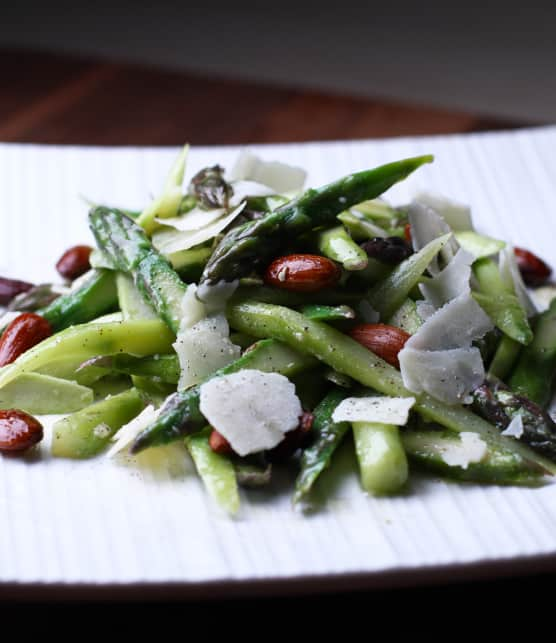 Salade d'asperges, garniture de Pecorino et de noix grillées