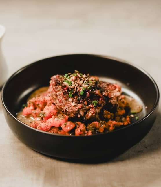 Thon en croûte de pacanes, patates douces aux algues, framboises, fumet