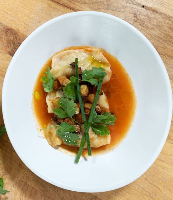 Dumplings à l’agneau et coriandre, bouillon de tomates et navets caramélisés