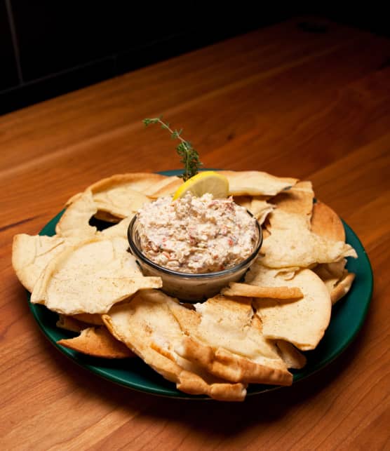 Trempette méditerranéenne et croustilles de pita