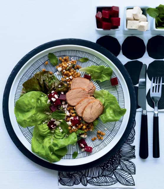 Salade tiède de porc aux lentilles, feta, menthe et betteraves