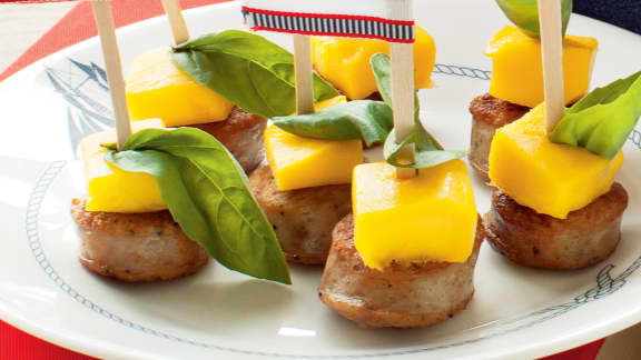 Brochettes de saucisses italiennes, mangue et basilic