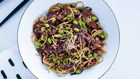 Nouilles soba au chou rouge et aux champignons café