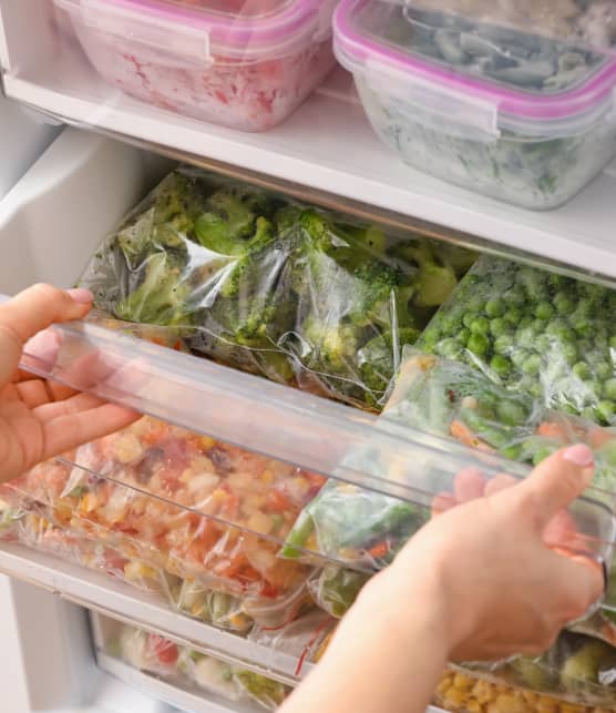 Voici pourquoi décongeler ses aliments sur le comptoir est dangereux pour la santé
