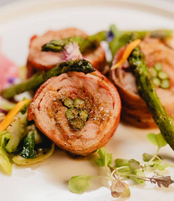 Médaillon de filet de porc, farci aux asperges, jus de volaille corsé au raifort, pétales de choux de Bruxelles et écume de canneberge