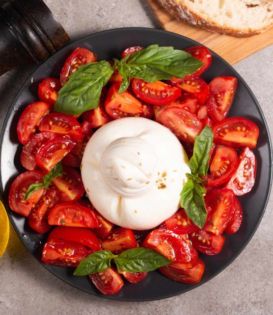 Burrata aux tomates et basilic