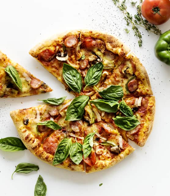 pizza à la saucisse et fromage scamorza