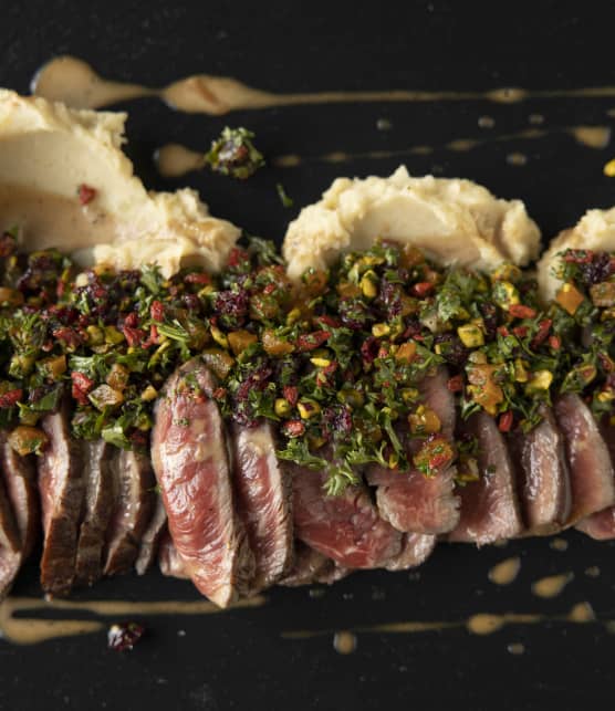 Tataki de bœuf Québécois, condiment de fruits séchés acidulé et relevé, émulsion à l’ail noir