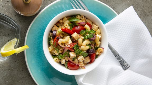 Salade de macaroni au poulet grec