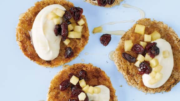 Ananas et canneberges séchées sur toast caramélisée