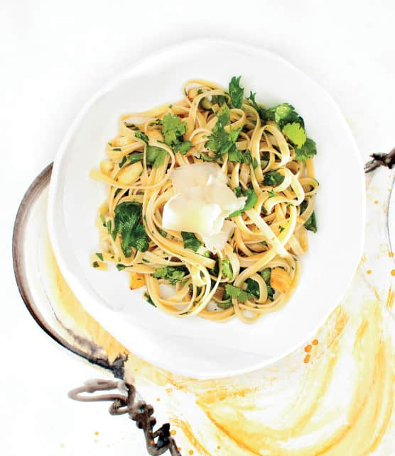 Fettuccine aux herbes fraîches et à l'ail croquant