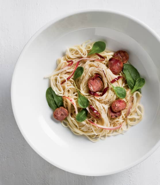 Capellinis au saucisson, miel, endives et verdure