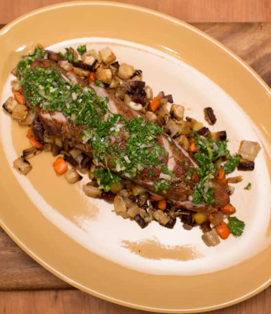 Filet de porc rôti au thym, ragoût de légumes racines chimichurri