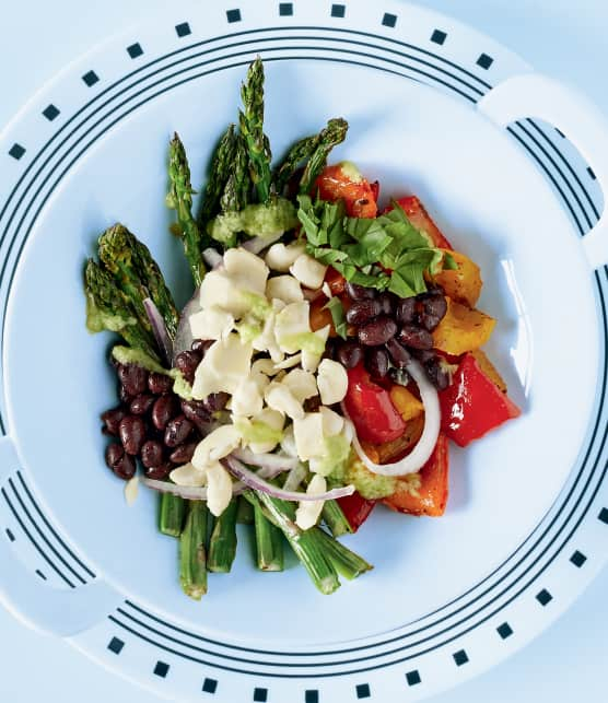 Salade tiède d'asperges et de poivrons grillés, de fèves noires et de fromage en grains