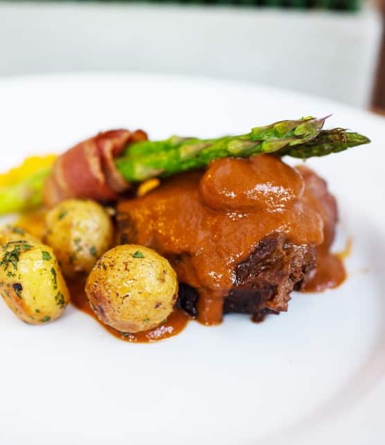 Joue de boeuf braisée au marsala, sauces aux épices et foie gras