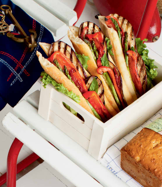Sandwich aux légumes grillés, tomates séchées et tahini