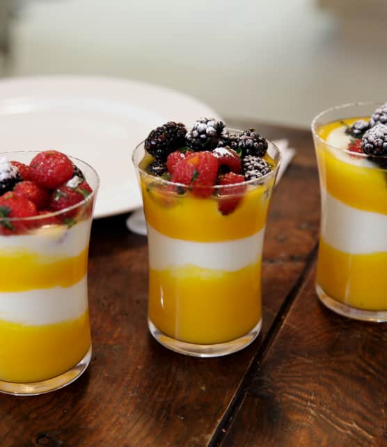 pouding santé à la mangue et aux petits fruits macérés