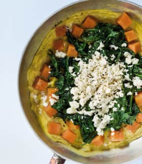 Omelette aux patates douces, épinards à la muscade et la feta