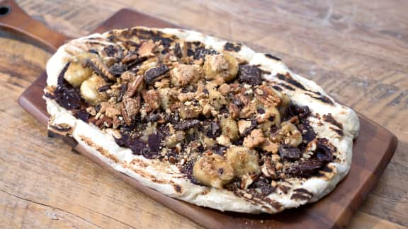 Pizza au crémeux de chocolat, bananes et pacanes