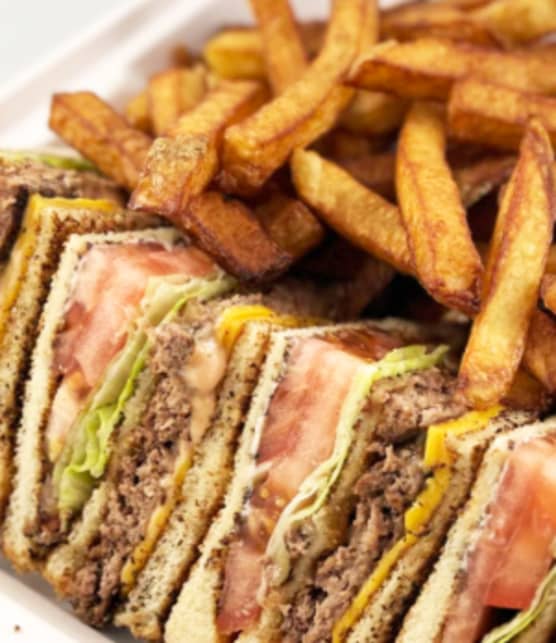 Québec : Ce restaurant propose un plat inusité incluant un club sandwich et un burger!