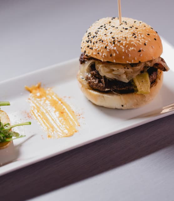 Burger aux oignons caramélisés et chanterelles, mayonnaise au paprika fumé, rattes à l’ail et au romarin, salade de roquette