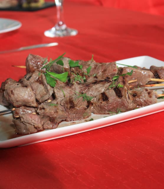 Brochettes de boeuf marinées au lait infusé au tamari