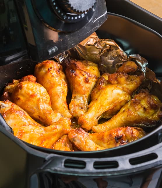 Quel est le temps de cuisson pour les hauts de cuisse de poulet à la friteuse à air (air fryer) ?