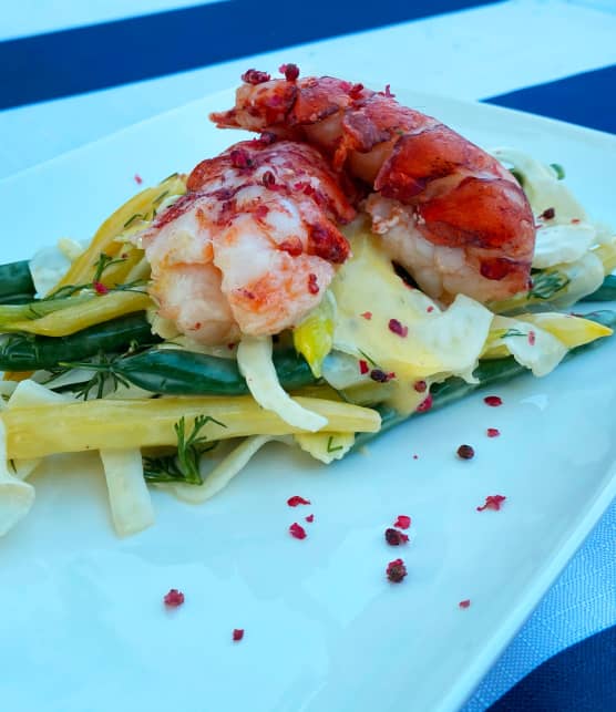 Salade tiède de haricots verts, fenouil et homard, sauce hollandaise