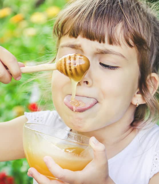 Voici pourquoi vous ne devez pas servir de miel à vos enfants
