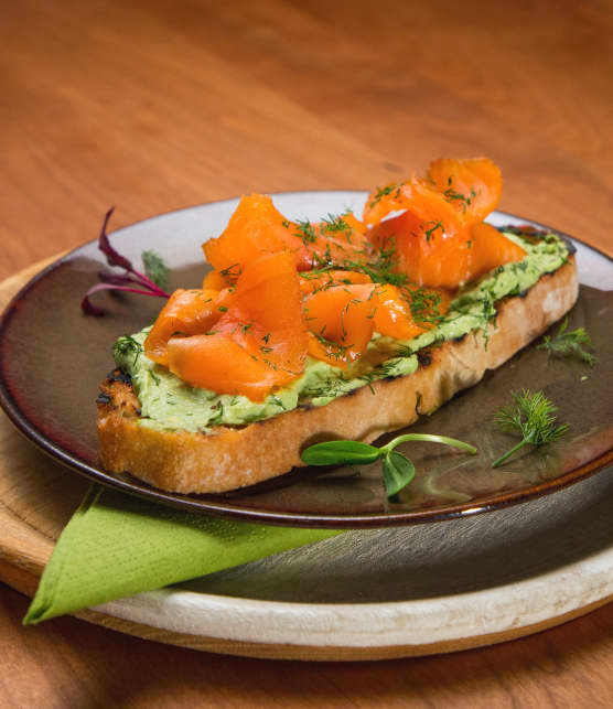 Toast grillée à l’avocat, saumon fumé et aneth