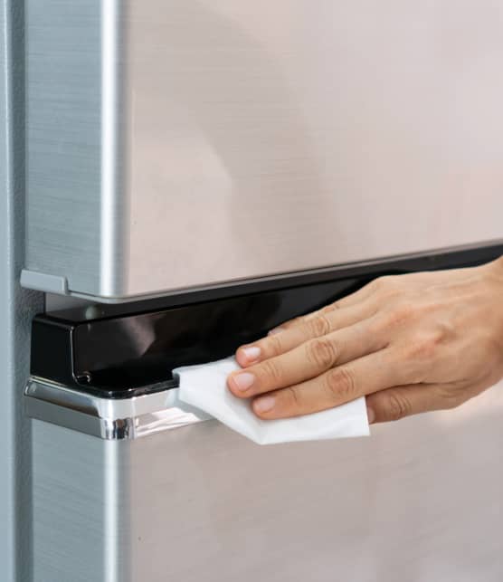 Voici comment en finir avec les traces de doigt sur le frigo!