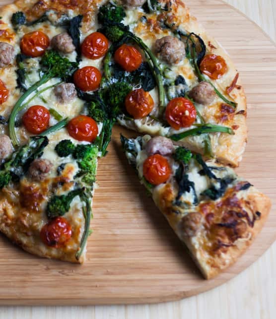 pizza aux rapinis, à la saucisse de porc et aux tomates rôties