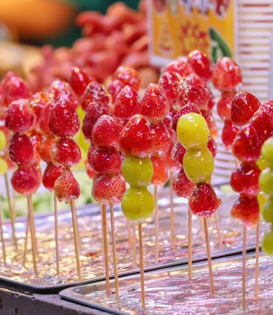 Comment réaliser la recette de fruits enrobés de sucre et de bonbons