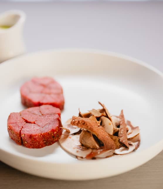 Mosaïque de bœuf, champignons deux façons, crème d’oignons à l’ail et aux herbes
