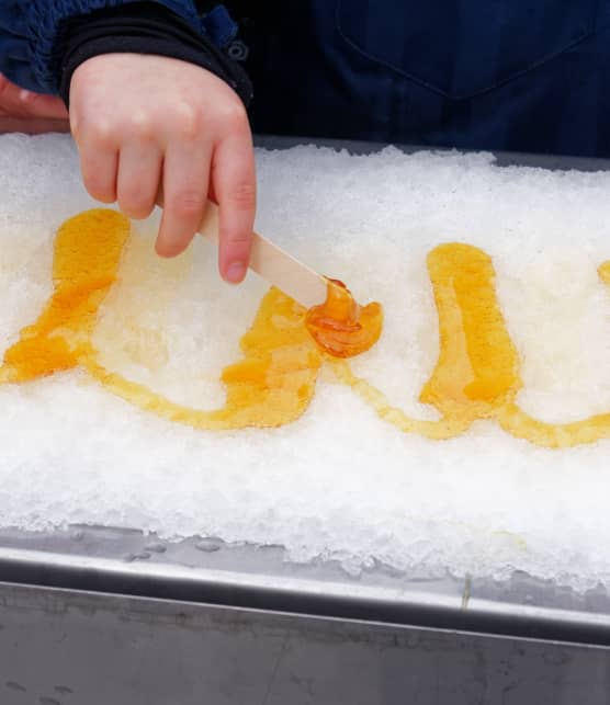 Voici par quoi remplacer la neige pour faire de la tire d'érable maison
