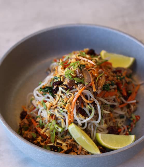 Salade Japchae, bœuf, patate douce, canneberges, coriandre et sésame